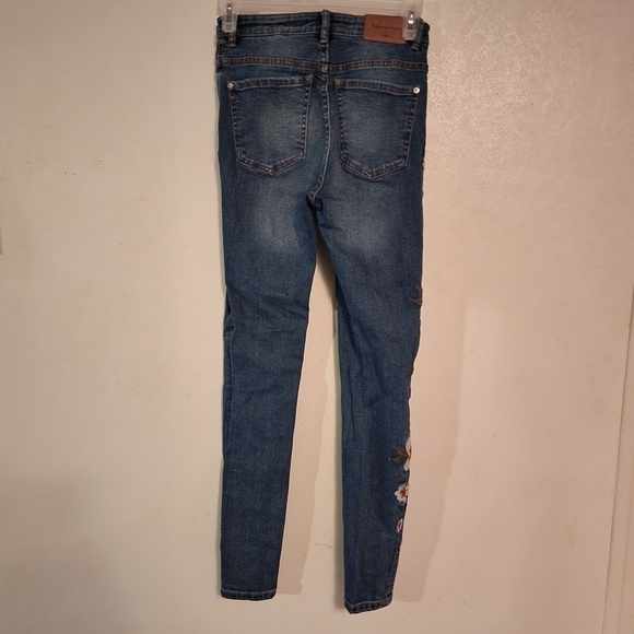 ZARA Trafaluc Denimwear Embroidered Floral Jeans Size 2, Inseam 27" - Picture 6 of 8